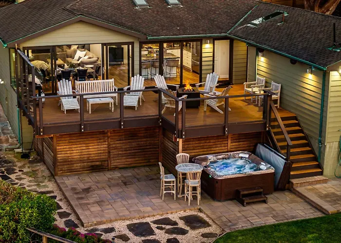 Private Blufftop Retreat With Ocean Views & Hot Tub